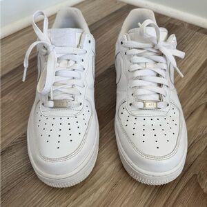 Women’s 9.5 White Nike Air Force 1 ‘07